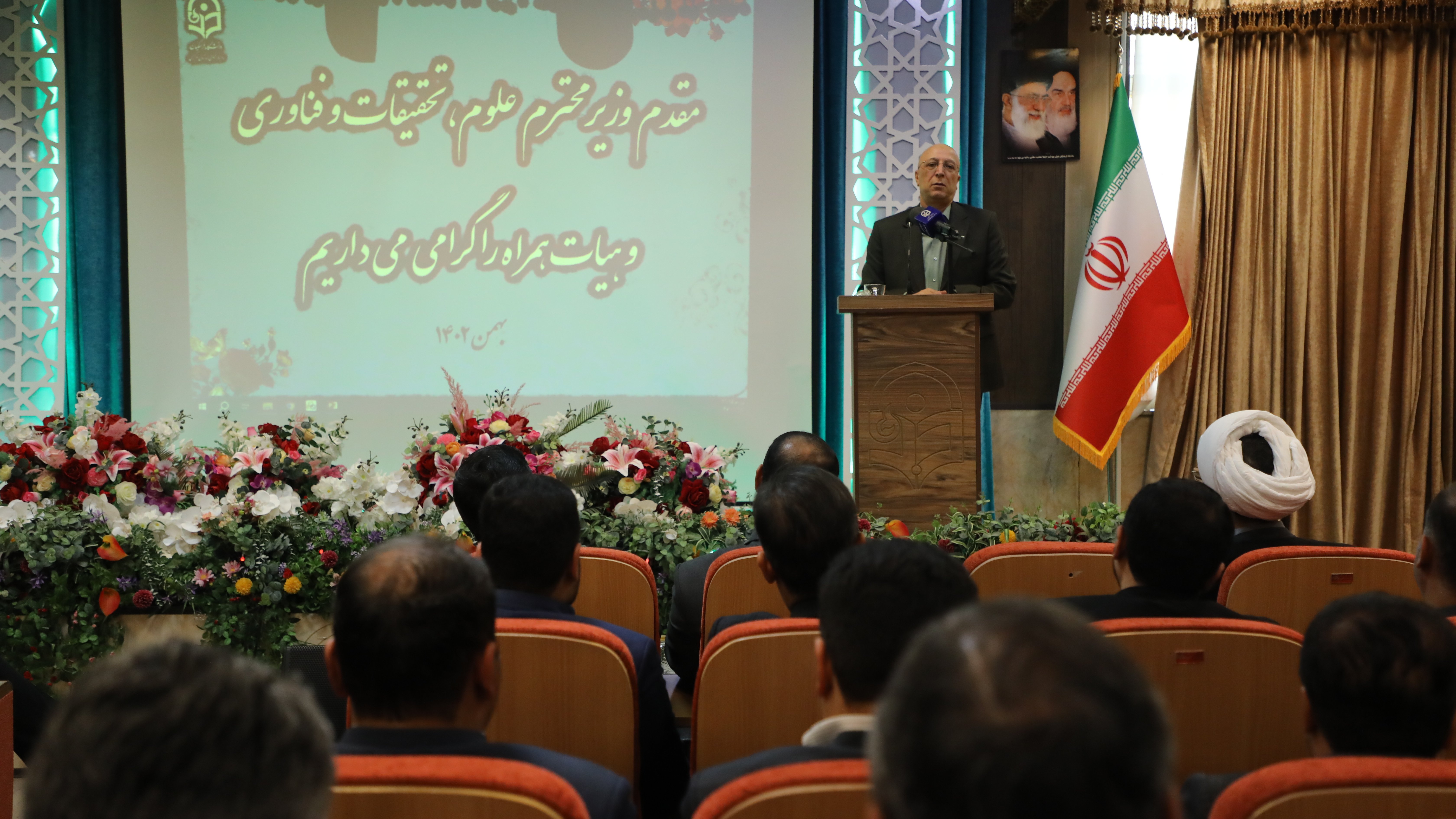 وزیر علوم، تحقیقات و فناوری در مراسم تودیع و معارفه رئیس دانشگاه فرهنگیان

معلمی یک تخصص جدی است